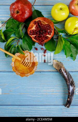 Melograno, mele e miele per Rosh Hashanah o Yom Kippur con corno. Foto Stock