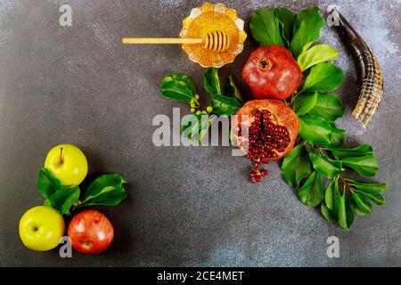 Mele, melograno e miele per Rosh Hashanah o Yom Kippur con corno. Foto Stock