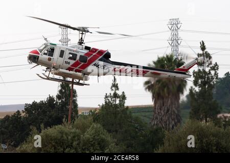 Bell UH-1H Iroquois N495DF opera dal campo di Meadowlark a Livermore, California, in risposta agli incendi del complesso Lightning della SCU del 2020. N495DF wa Foto Stock