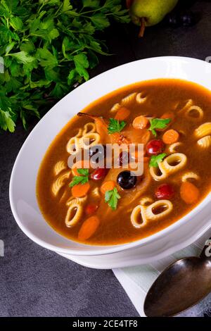 La zerninaa con gli spaghetti è una zuppa tradizionale polacca Foto Stock