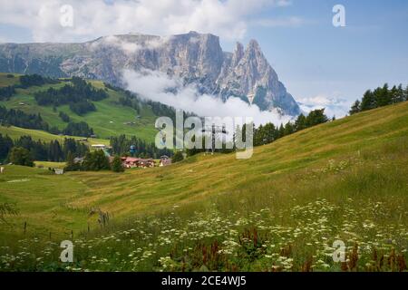 Lo Sciliar massiccio dello Sciliar montagna sulle alpi italiane Dolomiti con le funivie passando da Foto Stock