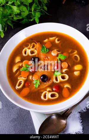 La zerninaa con gli spaghetti è una zuppa tradizionale polacca Foto Stock