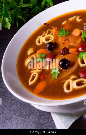 La zerninaa con gli spaghetti è una zuppa tradizionale polacca Foto Stock