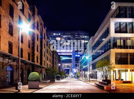 Rheinauhafen edifici moderni a Colonia di notte Foto Stock