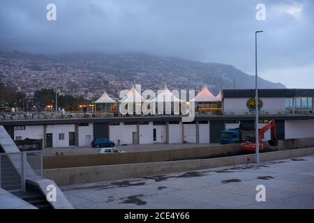 Vista dalla passeggiata di un ristorante e la città di Funchal in Madeira Foto Stock