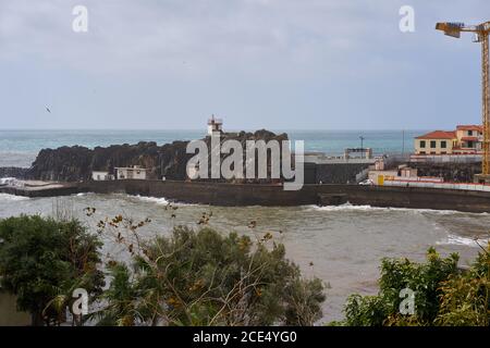 Vista di Câmara de Lobos e marina di Madeira Foto Stock