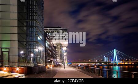 Acqua Rheinauhafen promenade a Colonia Koeln e ponte Deutzer bruecke Foto Stock