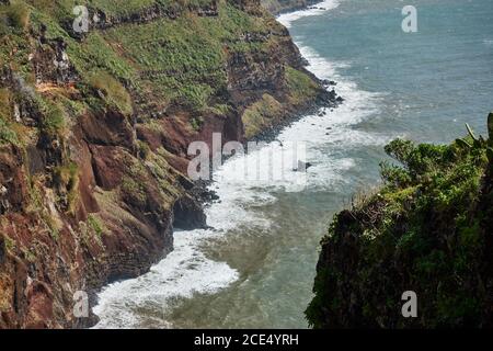 Vista della costa di Caniço, Madera vicino alla città di Funchal Foto Stock