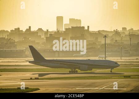 Aereo e silhouette della città (Aeroporto di Haneda) Foto Stock