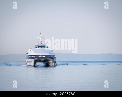 Il traghetto catamarano arriva a rab in croazia Foto Stock