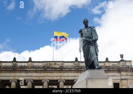 Facciata del Capitolio Nacional in piazza Bolivar a Bogotà. Sono inoltre visibili la bandiera colombiana e la statua di Bolivar Foto Stock