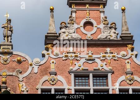 Particolare della facciata della Grande Armeria o Grande Arsenale a Danzica Foto Stock