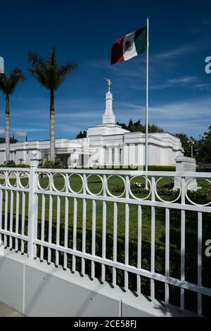 La bandiera messicana al Tempio di Oaxaca della Chiesa di Gesù Cristo dei Santi degli ultimi giorni a Oaxaca, Messico. Foto Stock