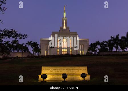 Il Tempio della Città di Panama della Chiesa di Gesù Cristo dei Santi degli ultimi giorni, o Chiesa mormone, Panama City, Panama Foto Stock