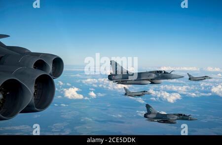 Due aerei da combattimento francesi Dassault Mirage e due aerei da combattimento italiani Typhoon si integrano con una Stratocfortilt americana B-52H assegnata alla 5a Bomba alla base dell'aeronautica di Minot, North Dakota, a sostegno della missione Bomber Task Force Europe, Allied Sky, il 28 agosto 2020. La formazione con i nostri alleati della NATO e le nazioni partner del teatro contribuisce a migliorare la resilienza e l'interoperabilità e consente di costruire relazioni durature necessarie per affrontare l'ampia gamma di sfide globali. (STATI UNITI Air Force foto di Senior Airman Xavier Navarro) Foto Stock