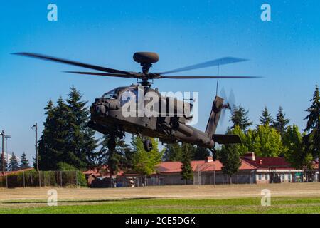 Soldati assegnati al 4-6th Heavy Attack Reconnaissance Squadron, 16th Combat Aviation Brigade, posizionano un Apache AH-64E per la visualizzazione statica al campo di Bullseye sulla base congiunta Lewis-McChord, Washington, 28 agosto 2020. I Corps ha ospitato i leader locali per offrire loro l'opportunità di interagire con i soldati e ottenere una comprensione di base delle capacità di JBLM. (STATI UNITI Foto dell'esercito di Sgt. ShaTyra Reed, 16a Brigata dell'aviazione di combattimento) Foto Stock