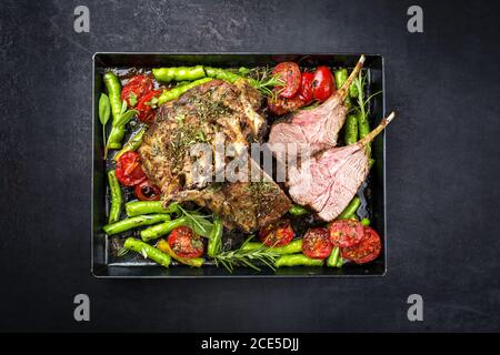 Griglia di collo di agnello con paprika e pomodoro offerto come vista dall'alto su un vassoio di metallo con spazio per la copia Foto Stock