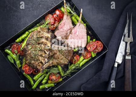 Griglia di collo di agnello con paprika e pomodoro offerto come vista dall'alto su un vassoio di metallo con spazio per la copia Foto Stock