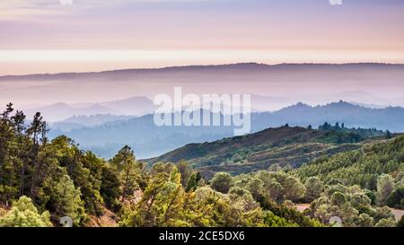 Vista al tramonto sulle montagne di Santa Cruz; fumo dai vicini incendi boschivi, visibili nell'aria e che coprono le creste e le valli di montagna; sud Foto Stock