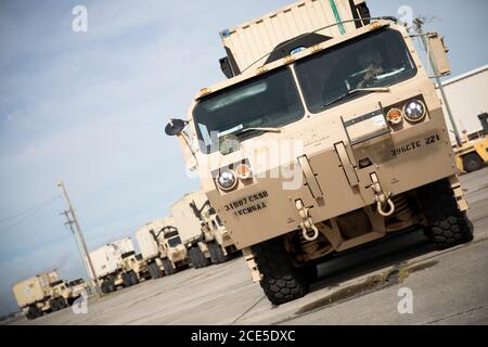 I soldati assegnati alla terza divisione di fanteria spostano i contenitori delle attrezzature durante le operazioni portuali a Hunter Army Airfield, Georgia, agosto 28. I soldati trasportarono i contenitori della terza Brigata dell'aviazione da combattimento dal porto di Charleston in Carolina del Sud. La brigata è tornata da una rotazione di nove mesi in Europa a sostegno dell'operazione Atlantic Resolve. (STATI UNITI Foto dell'esercito di Sgt. Andrew McNeil / 3° Brigata dell'aviazione di combattimento, 3° Divisione Fanteria) Foto Stock