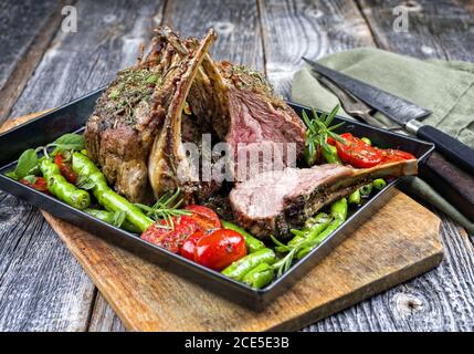 Griglia di collo di agnello con paprika e pomodoro offerto come primo piano su un vassoio di metallo Foto Stock