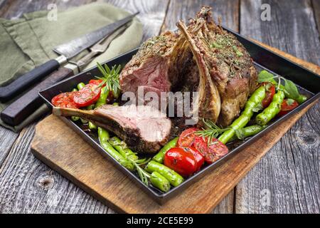 Griglia di collo di agnello con paprika e pomodoro offerto come primo piano su un vassoio di metallo Foto Stock