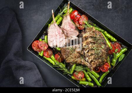 Griglia di collo di agnello con paprika e pomodoro offerto come vista dall'alto su un vassoio di metallo con spazio per la copia Foto Stock