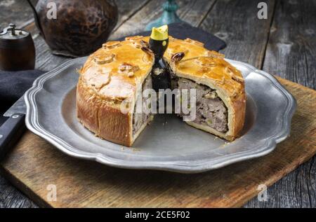 Tradizionale francese Pate en croute con carne d'oca e fegato come closeup su una piastra di peltro Foto Stock