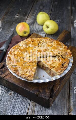 Tradizionale torta di mele jalousie offerto come closeup in un supporto forma su una vecchia tavola rustica di legno Foto Stock