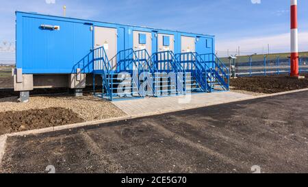 Sottostazione di trasformatori elettrici in un impianto industriale in costruzione Foto Stock