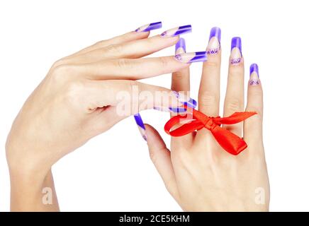 Mani con unghie acriliche blu francese manicure e pittura con arco rosso sul dito Foto Stock