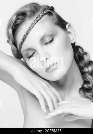 Ritratto in bianco e nero in tonalità alta femmina con trecce creative per capelli Foto Stock