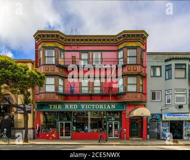 San Francisco, USA - 04 luglio 2019: Vecchie case vittoriane nel famoso quartiere eclettico di Haight Ashbury, area hippie della città Foto Stock