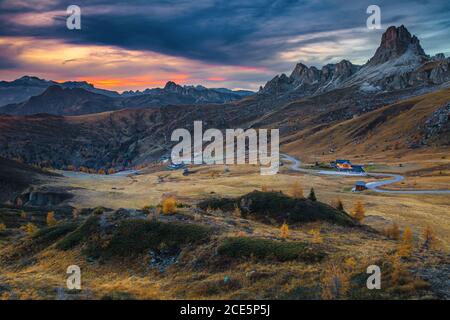 Pittoresco scenario autunnale, passo di montagna e alte scogliere, Passo Giau con la famosa vetta Averau sullo sfondo al tramonto, Dolomiti, Italia, Europa Foto Stock