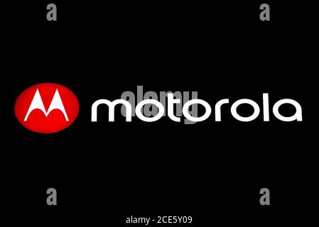 Sofia, Bulgaria - 13 agosto 2020: Il logo rosso e il marchio bianco di Motorola sono visti isolati su uno sfondo nero Foto Stock
