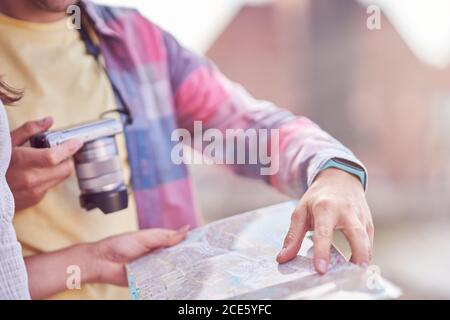 Adulti turisti felici di visitare Gdansk Polonia in estate Foto Stock