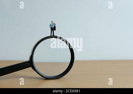 Concetto di persone in miniatura - posti di lavoro vacanti, reclutamento, ricerca di un candidato Foto Stock