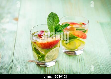 Bevanda di limonata su sfondo di legno Foto Stock