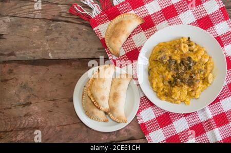 Piatti e empanadas locro, cibi tradizionali argentini che sono frequentemente consumati per ho nazionale Foto Stock