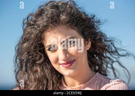 Bella giovane donna sorridente all'aperto Foto Stock
