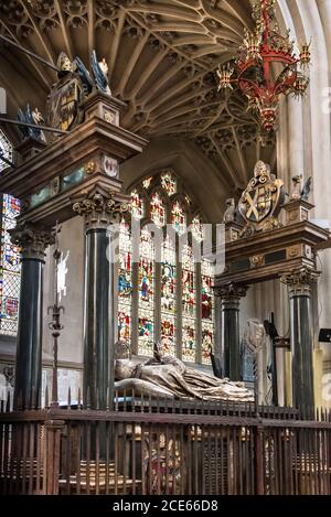 Abbazia di Bath, Tomba di James Montague, Vescovo di Bath e Wells. Bath, Inghilterra, Regno Unito. Montagu Arms & Arms delle diocesi di Bath & Wells e Winchester. Foto Stock