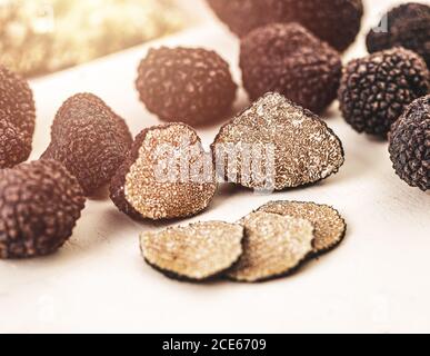 Primo piano di funghi al tartufo nero, interi, a metà e tagliati a fette Foto Stock