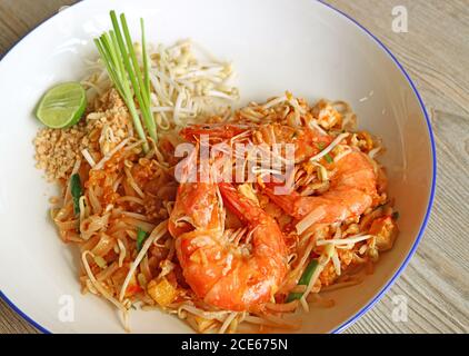 Primo piano su un piatto di Pad Thai o Thai stile Fried Noodle sormontato con gamberi sul fiume Foto Stock