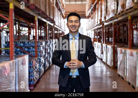 Ritratto del proprietario dell'uomo d'affari asiatico nel magazzino di distribuzione Foto Stock