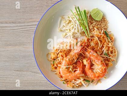 In stile thailandese Fried Noodle chiamato Pad Thai sormontato dal fiume Gamberi serviti su tavola di legno Foto Stock