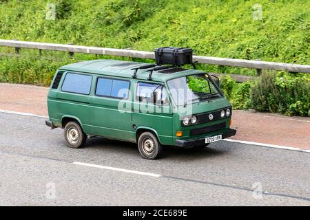 1997 90s Green Volkswagen Transporter 78Ps; Caravan e Motorhomes, camper sulle strade della Gran Bretagna, camper, vacanze in famiglia, vacanze caravanette, vacanze caravan Touring, Van conversioni, Vanagon autohome, vita in viaggio, Bay Window Dormobile Foto Stock