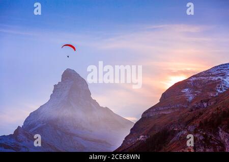 Parapendio sul Cervino, Alpi svizzere, Svizzera Foto Stock