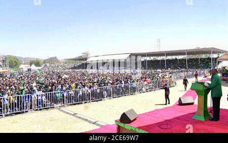 (200831) -- PECHINO, 31 agosto 2020 (Xinhua) -- il presidente tanzaniano John Magufuli (fronte) parla ad un raduno di campagna a Dodoma, capitale della Tanzania, il 29 agosto 2020. (CCM/Handout tramite Xinhua) Foto Stock