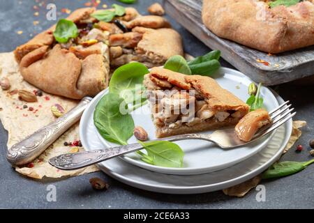 Pezzo di torta di segale con pollo, cipolle e funghi. Foto Stock