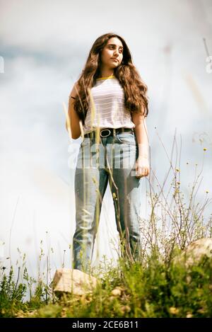 Ragazza adolescente che guarda via all'aperto Foto Stock